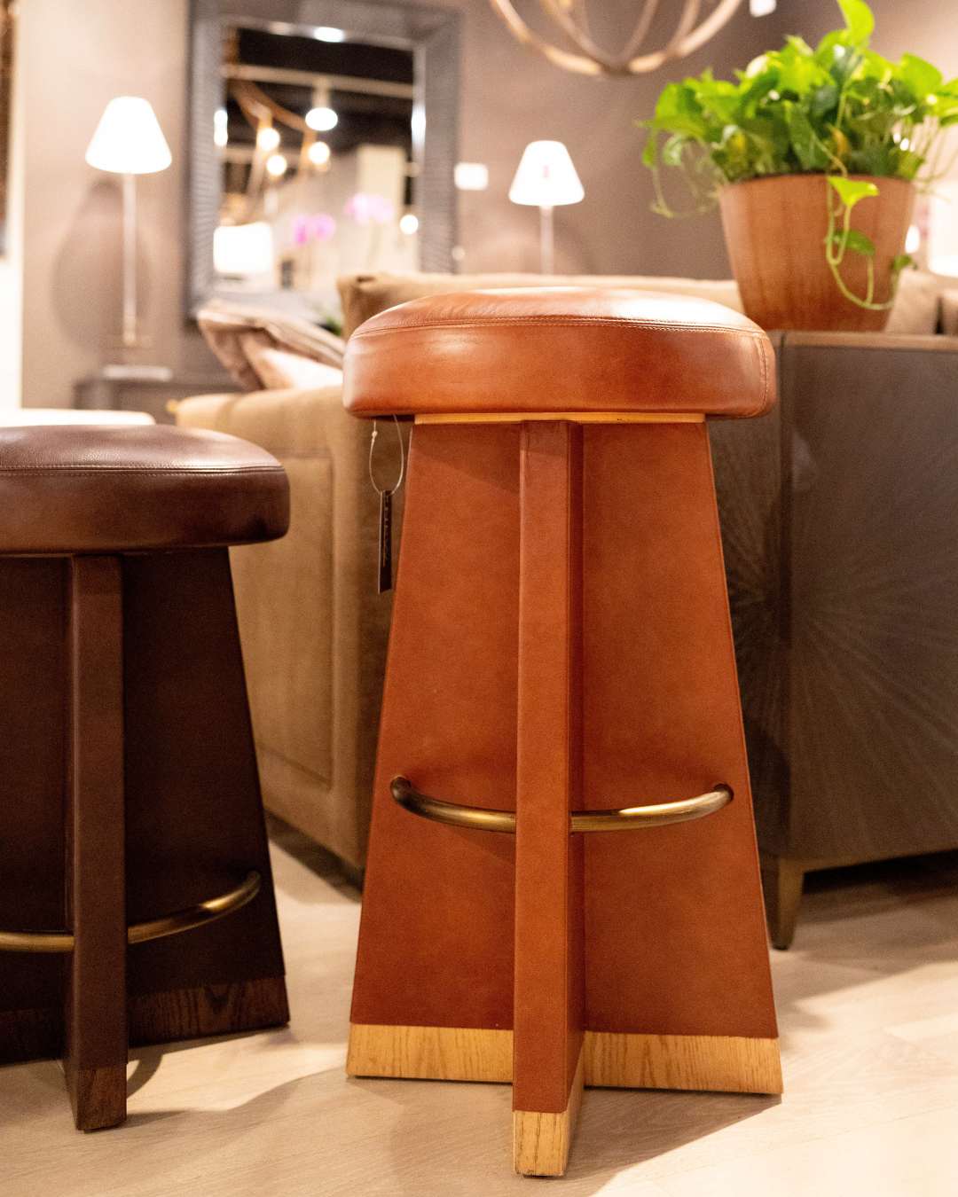 Plateau Swivel Bar Stool