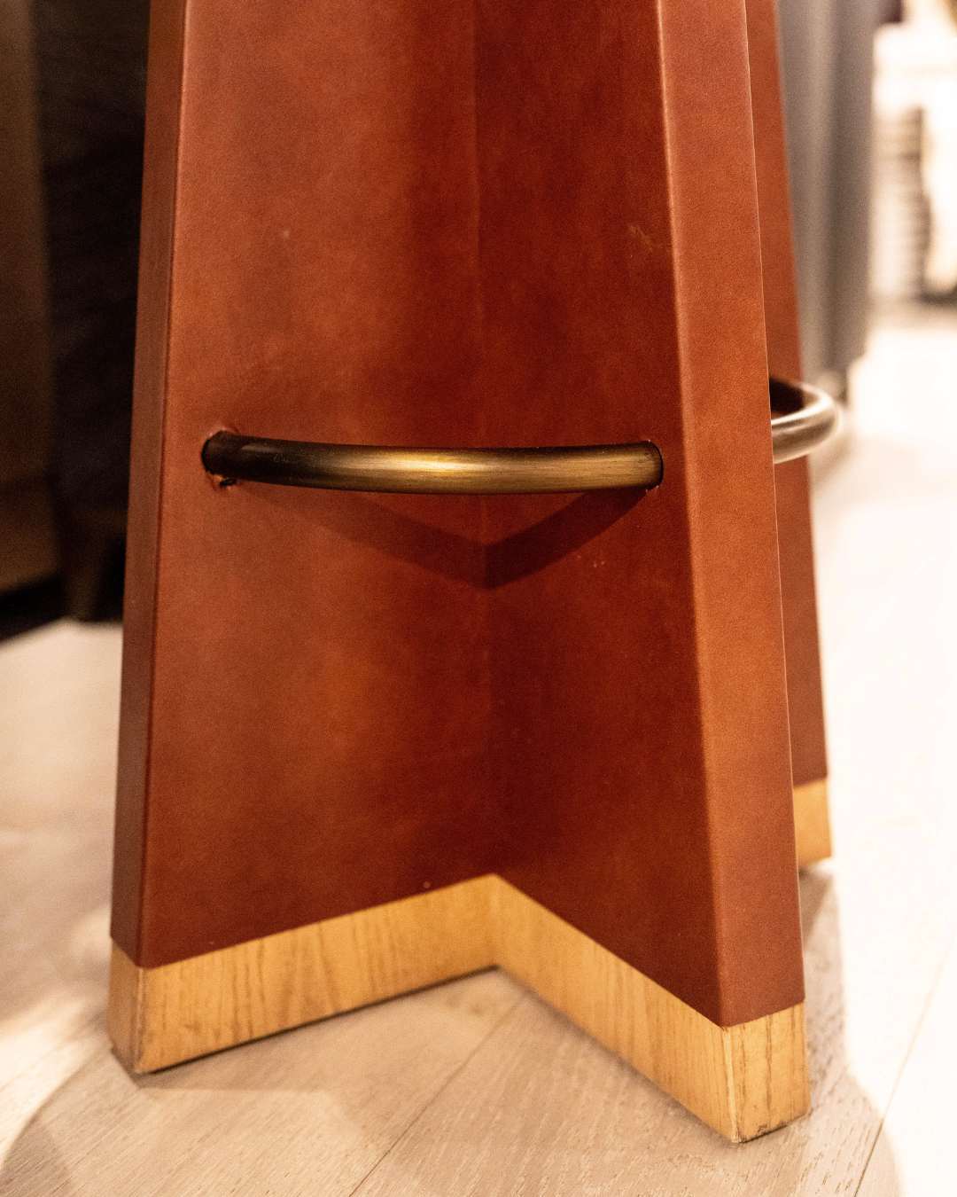 Plateau Swivel Bar Stool